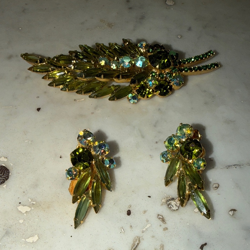Rare Extraordinary Gold and Green Crystal Julianna D&E Brooch vintage Set